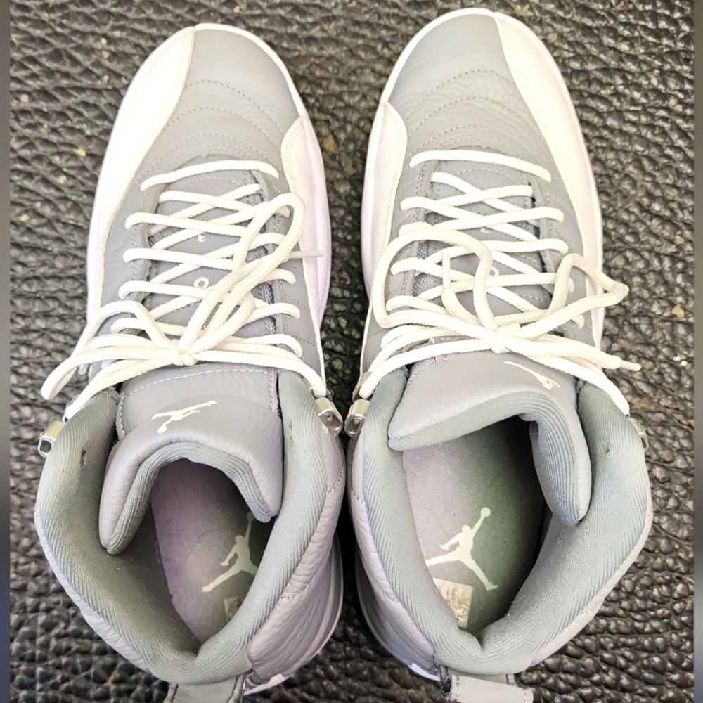 NIKE men's 9.5 Jordan's